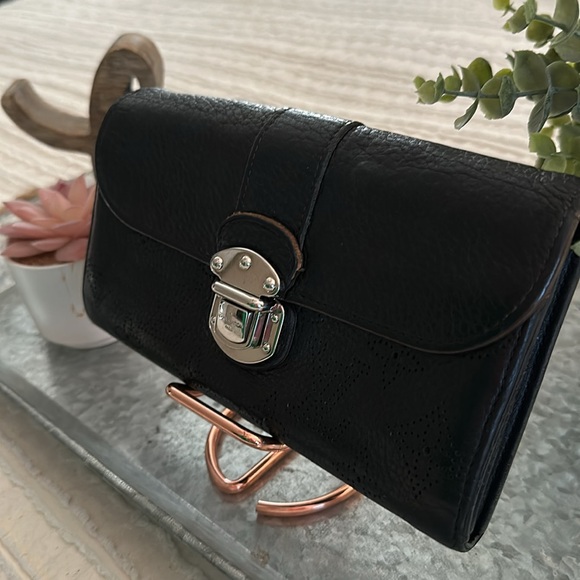 Louis Vuitton Mahina Wallet - Picture 5 of 16